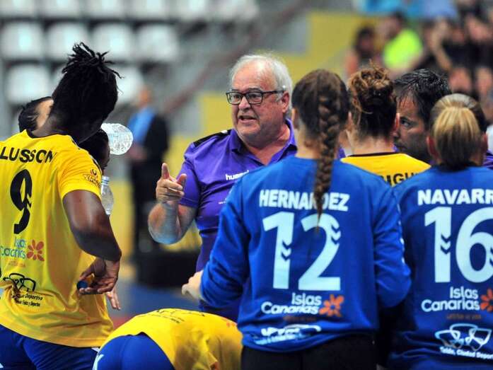 Antonio Moreno, dando instrucciones a sus pupilas durante un partido (Foto RFEBM)