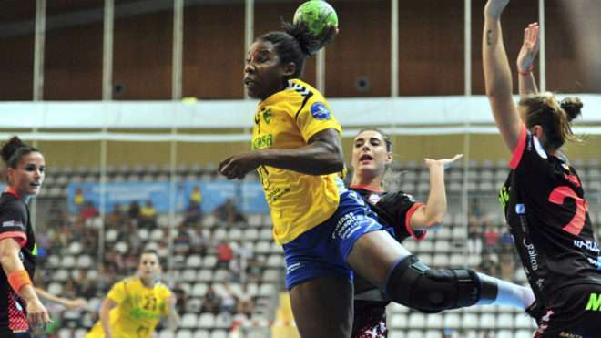 Lisandra Lussón durante un partido contra el Atlético Guardés  (Foto Juan Luis Recio / RFEBM)