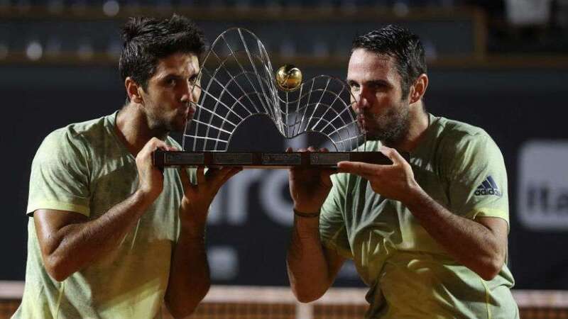 Verdasco y Marrero besan su séptimo trofeo juntos (Foto Efe)