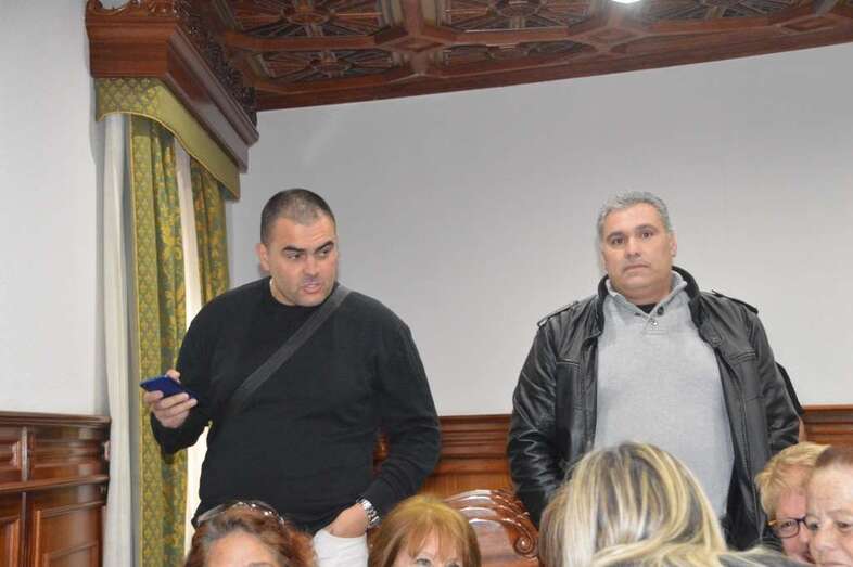 Héctor Léon (i), en una sesión plenaria de Telde, entre el público (Foto TA)