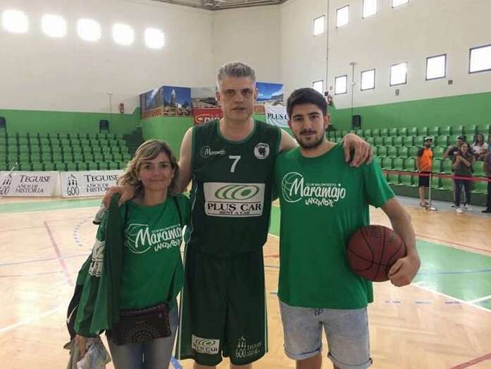 PepoÌn Artiles, en el centro, junto a su familia (Foto TA)