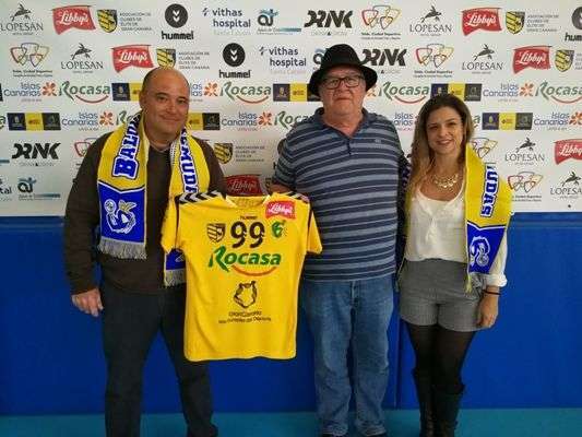 Antonio Moreno, en el centro, junto a Jorge Escuder y Conchi González, de LibbyÂ´s (Foto TA)