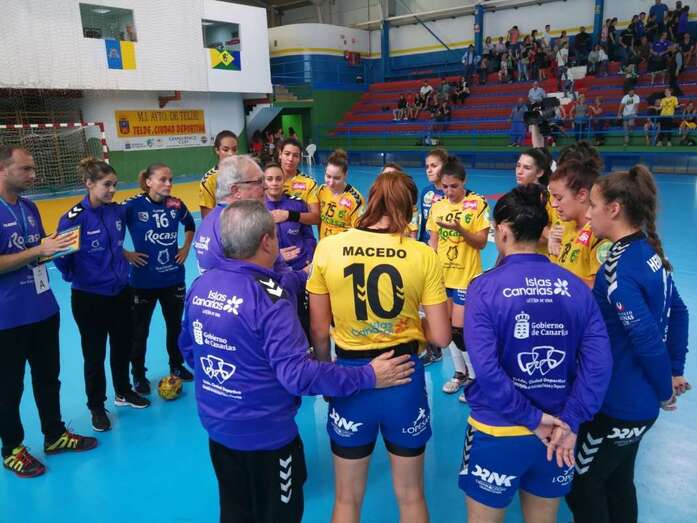 Antonio Moreno da instrucciones a su equipo momentos antes del partido (Foto TA)