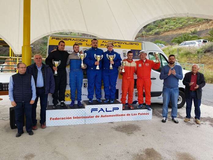 Los ganadores con sus premios (Foto TA)