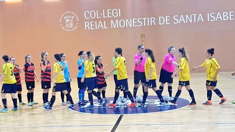 Los dos equipos se saludan al inicio del choque (Foto TA)