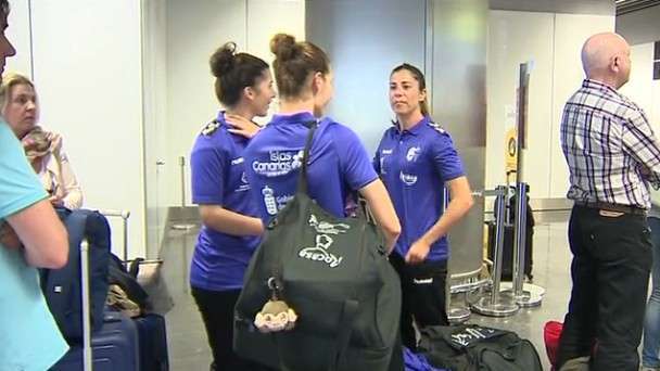 Jugadoras del Rocasa durante la espera en el aeropuerto (Foto TA)