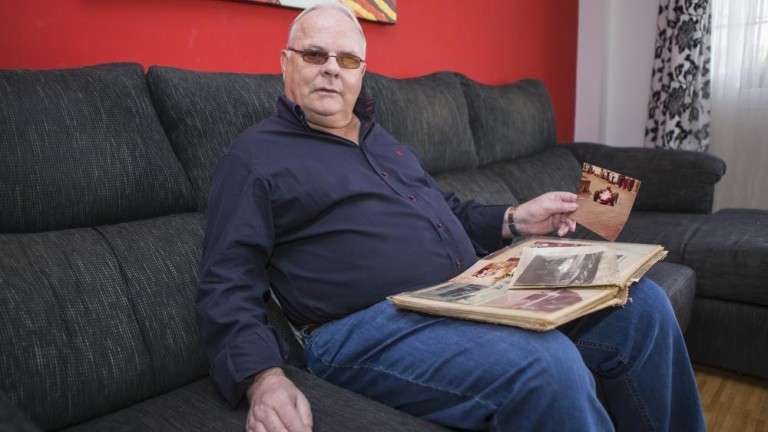 Eloy Santana, en su casa, se siente agradecido por el reconocimiento a una vida dedicada a los coches (Foto Borja Suárez/C7)