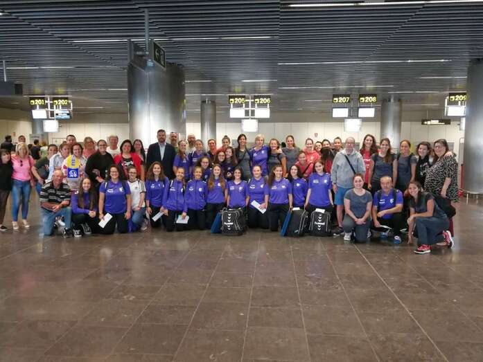 La expedición del Rocasa, este mediodía arropada por su afición en el Aeropuerto de Gran Canaria (Foto TA)