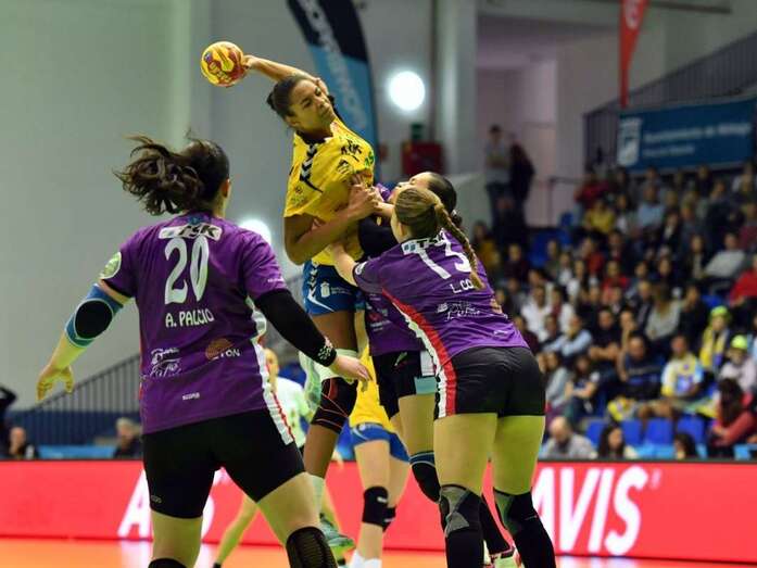 La jugadora del Rocasa Sayna Mbengue, durante un lance del partido (Foto TA)