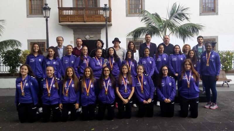 Foto de familia de la Corporación local con la plantilla cadete del CB Remudas (Foto TA)