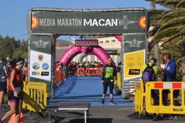 Francisco Cabrera gana la VII Vuelta Atlética MACAM 2018 (Foto Vero Navarro)