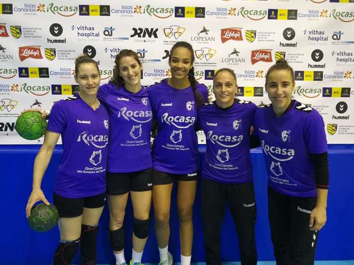 Imagen de parte de las jugadoras internacionales del Rocasa (Foto TA)