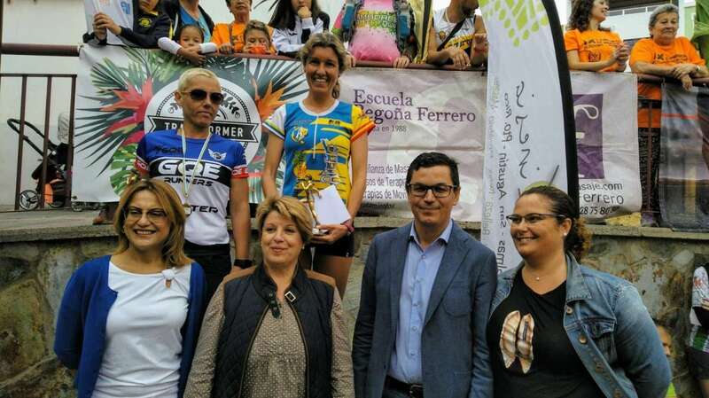 Cristina Quevedo, en el podio. Delante el vicepresidente del Gobierno regional, Pablo Rodríguez (Foto TA)