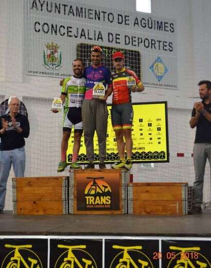 El corredor Gerardo Ojeda (1Âº izda) consiguió la tercera plaza de la general y la segunda en Master 30 en la Trans GC (Foto TA)
