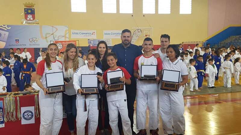 Momento de la entrega de trofeos y medallas a los ganadores (Foto TA)