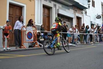 El ciclismo de escuela, a piñón por el casco viejo de Telde (Foto TA)