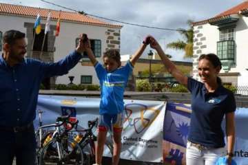 El ciclismo de escuela, a piñón por el casco viejo de Telde (Foto TA)