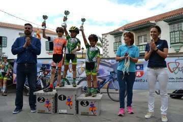 El ciclismo de escuela, a piñón por el casco viejo de Telde (Foto TA)