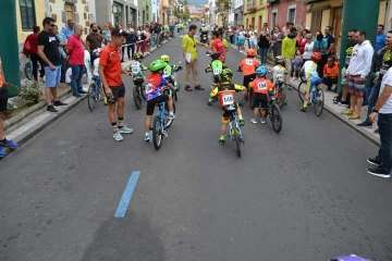 El ciclismo de escuela, a piñón por el casco viejo de Telde (Foto TA)