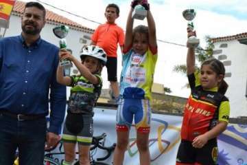 El ciclismo de escuela, a piñón por el casco viejo de Telde (Foto TA)