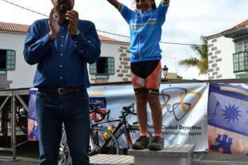 El ciclismo de escuela, a piñón por el casco viejo de Telde (Foto TA)