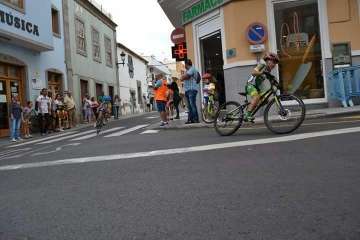 El ciclismo de escuela, a piñón por el casco viejo de Telde (Foto TA)
