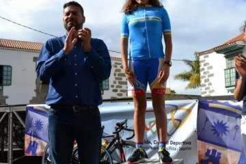 El ciclismo de escuela, a piñón por el casco viejo de Telde (Foto TA)