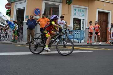 El ciclismo de escuela, a piñón por el casco viejo de Telde (Foto TA)