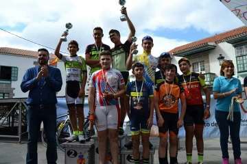 El ciclismo de escuela, a piñón por el casco viejo de Telde (Foto TA)