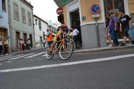 El ciclismo de escuela, a piñón por el casco viejo de Telde (Foto TA)