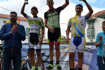 El ciclismo de escuela, a piñón por el casco viejo de Telde (Foto TA)