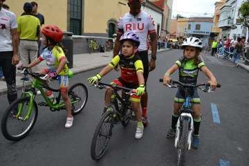 El ciclismo de escuela, a piñón por el casco viejo de Telde (Foto TA)