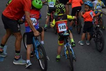 El ciclismo de escuela, a piñón por el casco viejo de Telde (Foto TA)