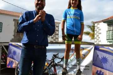 El ciclismo de escuela, a piñón por el casco viejo de Telde (Foto TA)