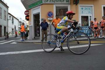 El ciclismo de escuela, a piñón por el casco viejo de Telde (Foto TA)