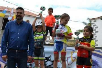 El ciclismo de escuela, a piñón por el casco viejo de Telde (Foto TA)