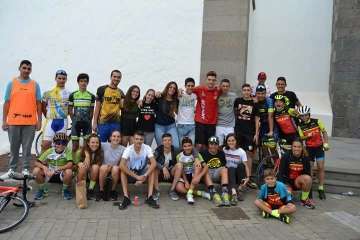 El ciclismo de escuela, a piñón por el casco viejo de Telde (Foto TA)