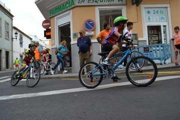El ciclismo de escuela, a piñón por el casco viejo de Telde (Foto TA)