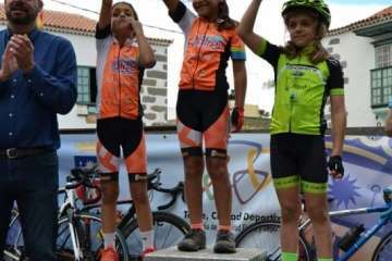 El ciclismo de escuela, a piñón por el casco viejo de Telde (Foto TA)