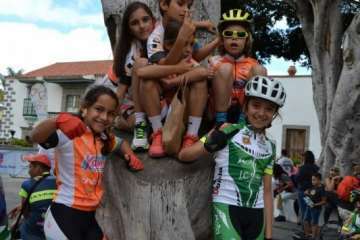 El ciclismo de escuela, a piñón por el casco viejo de Telde (Foto TA)