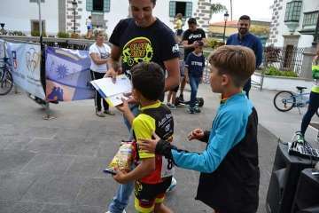El ciclismo de escuela, a piñón por el casco viejo de Telde (Foto TA)