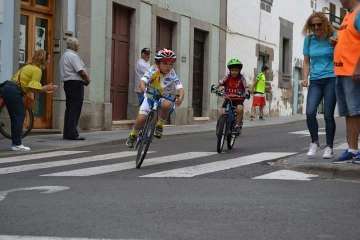 El ciclismo de escuela, a piñón por el casco viejo de Telde (Foto TA)