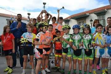 El ciclismo de escuela, a piñón por el casco viejo de Telde (Foto TA)