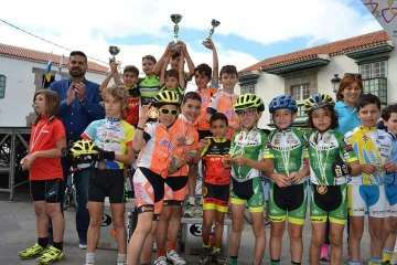 El ciclismo de escuela, a piñón por el casco viejo de Telde (Foto TA)