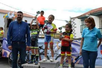El ciclismo de escuela, a piñón por el casco viejo de Telde (Foto TA)