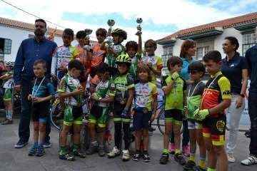 El ciclismo de escuela, a piñón por el casco viejo de Telde (Foto TA)