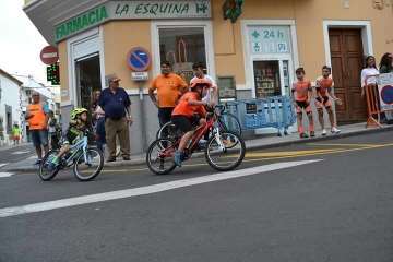 El ciclismo de escuela, a piñón por el casco viejo de Telde (Foto TA)