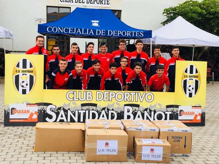 La UD Telde colaboró con el equipo Cadete y la entrega de material (Foto TA)