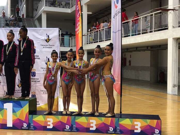 El conjunto infantil del Attenya, en el podio (Foto TA)