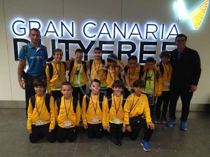 El equipo en el Aeropuerto Gran Canario con los dos técnicos (Foto TA)